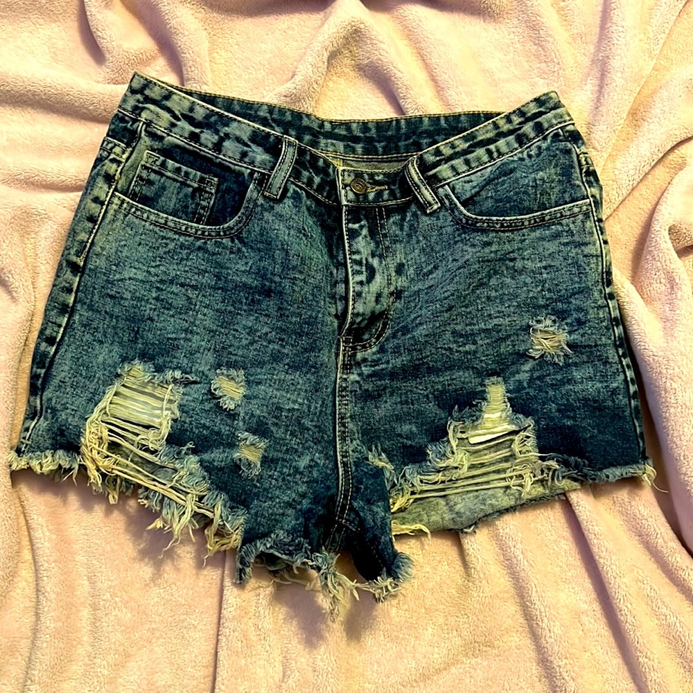 Distressed Women’s jean short. Runs big! - Picture 1 of 2